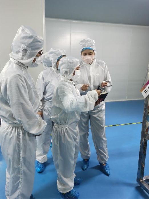 圖2：模擬檢查現(xiàn)場，檢查員查看企業(yè)生產(chǎn)記錄。國家藥監(jiān)局高研院供圖