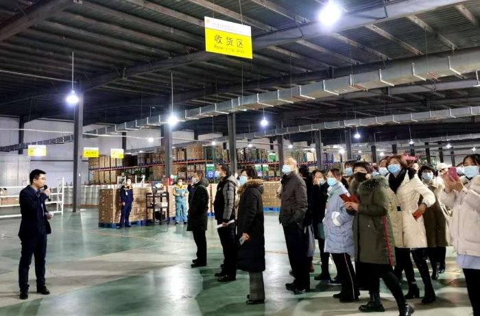 參會人員現(xiàn)場觀摩藥品批發(fā)企業(yè)。