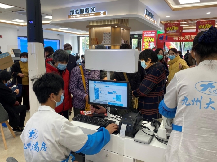 MMC健康便利店——眼底病變預(yù)警體驗(yàn)市民排隊(duì)檢測(cè)。