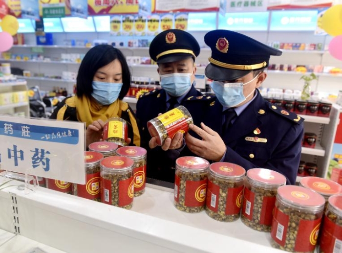 圖為該局馬鞍街道執(zhí)法人員在一家藥店檢查中藥飲片銷售情況。