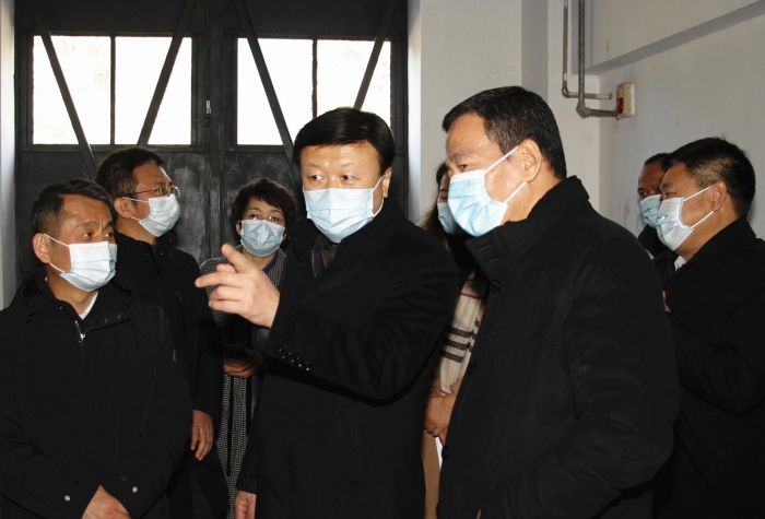 督導組一行在陜西醫(yī)藥控股醫(yī)療科技有限公司檢查醫(yī)用防護口罩生產(chǎn)情況