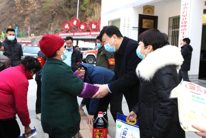 陜西省藥監(jiān)局黨組書記、局長應(yīng)宏鋒赴省局精準(zhǔn)扶貧結(jié)對幫扶的石泉縣慰問調(diào)研 趙光攝