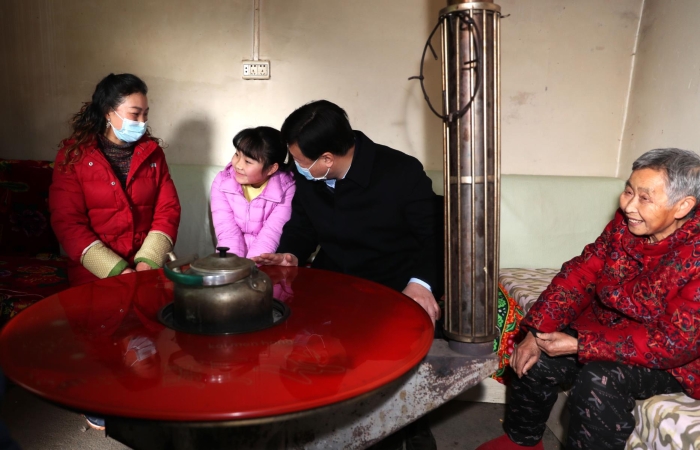 與群眾一起拉家常，談變化，深入了解生產(chǎn)、生活情況 趙光攝