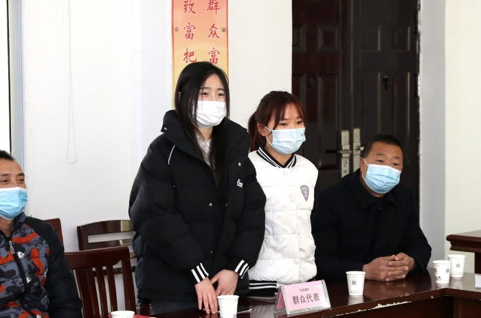 開展座談，聽取駐村工作隊脫貧攻堅工作情況和群眾代表的感受 趙光攝