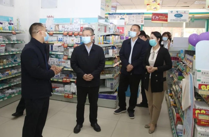 檢查組在南寧市藥品經(jīng)營企業(yè)開展檢查 檢查組在南寧市藥品經(jīng)營企業(yè)開展檢查