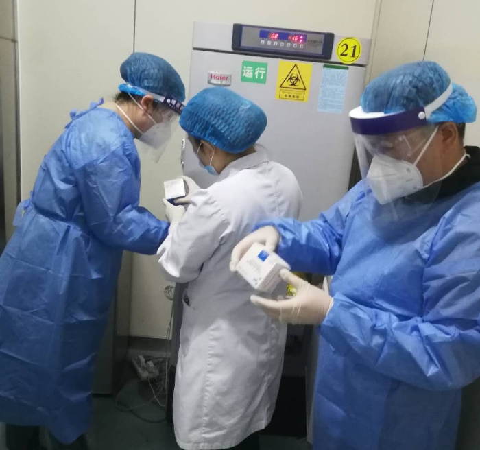 圖為執(zhí)法人員檢查醫(yī)療器械經(jīng)營企業(yè)情況。