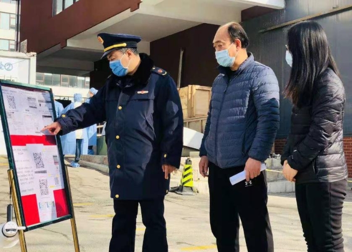 圖為昌平區(qū)市場監(jiān)管局執(zhí)法人員檢查一家核酸檢測機(jī)構(gòu)收費(fèi)情況。