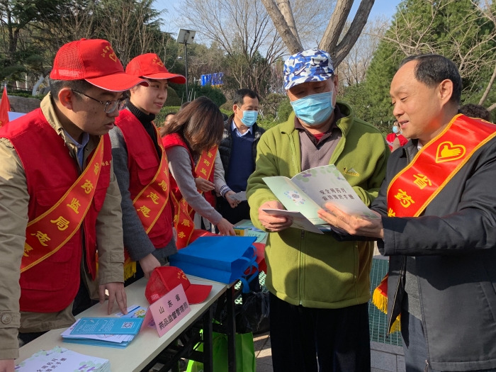 圖為山東省藥監(jiān)局工作人員向社區(qū)居民講解安全用藥知識。