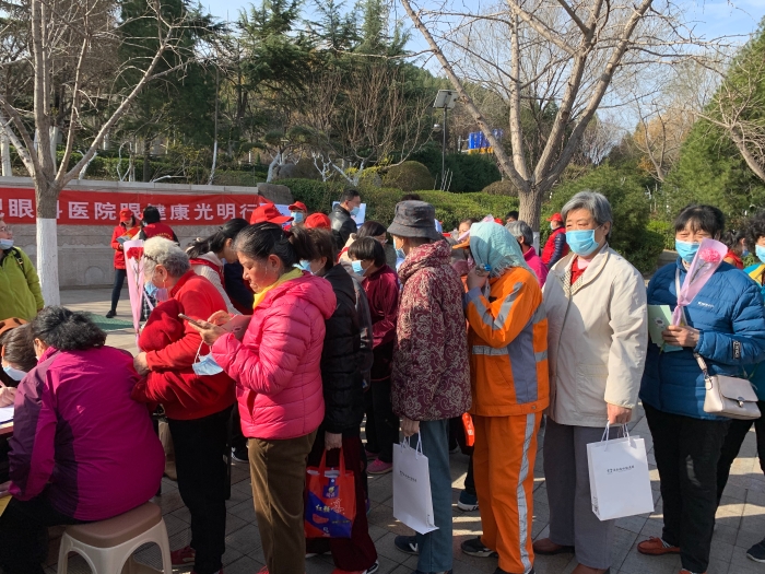 圖為社區(qū)居民排隊參加義診活動。