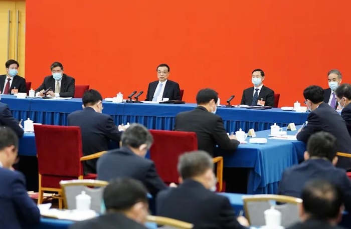 3月6日，中共中央政治局常委、國務(wù)院總理李克強看望出席全國政協(xié)十三屆四次會議的經(jīng)濟界委員并參加討論。新華社記者 燕雁 攝