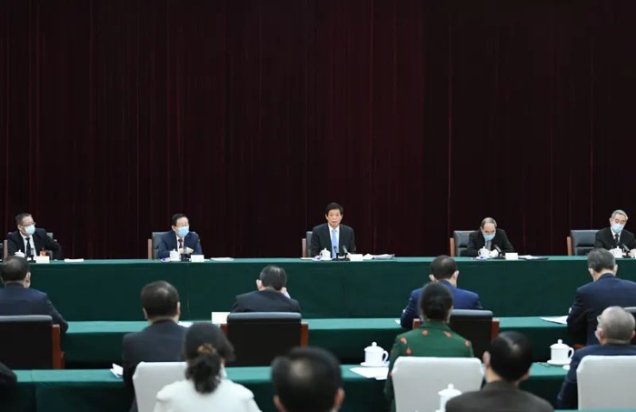 3月6日，中共中央政治局常委、全國人大常委會委員長栗戰(zhàn)書看望出席全國政協(xié)十三屆四次會議的致公黨、僑聯(lián)、對外友好界委員并參加討論。新華社記者 申宏 攝