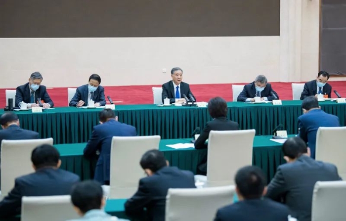 3月6日，中共中央政治局常委、全國政協(xié)主席汪洋看望出席全國政協(xié)十三屆四次會議的民進、九三學(xué)社界委員并參加討論。新華社記者 高潔 攝