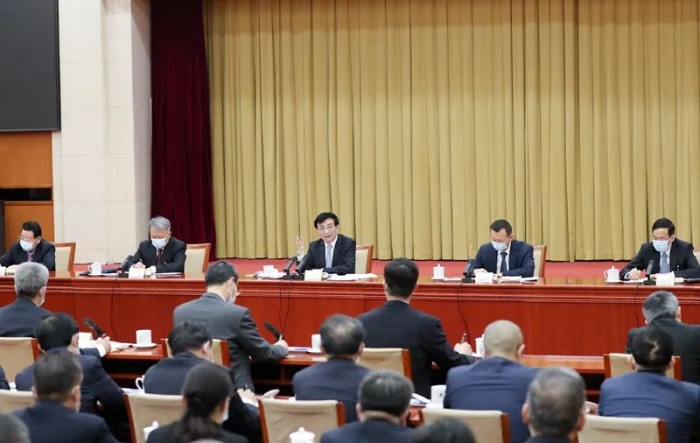 3月6日，中共中央政治局常委、中央書記處書記王滬寧看望出席全國政協(xié)十三屆四次會議的社會科學(xué)界委員并參加討論。新華社記者 丁海濤 攝