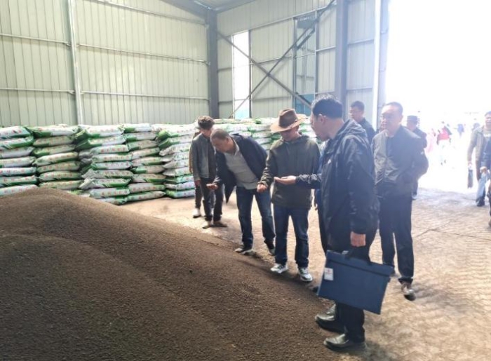 在青海省果洛藏族自治州甘德縣江千鄉(xiāng)的有機肥倉庫，江千鄉(xiāng)黨委書記塔松（中間戴帽者）正在檢查有機肥質(zhì)量。（2020年7月22日攝）。