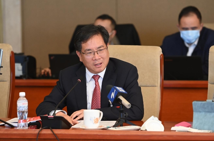 圖為丁列明代表在小組討論中發(fā)言。