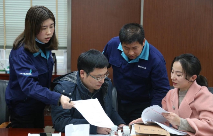 學(xué)員查看企業(yè)文件資料并交流探討 學(xué)員查看企業(yè)文件資料并交流探討