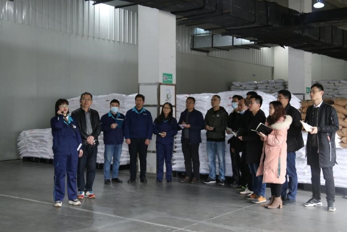 學(xué)員與企業(yè)人員現(xiàn)場交流探討 學(xué)員與企業(yè)人員現(xiàn)場交流探討