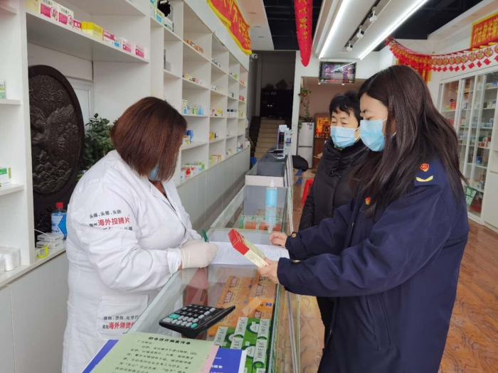 圖為執(zhí)法人員檢查藥店藥品進(jìn)貨渠道、采購(gòu)、儲(chǔ)存等重點(diǎn)環(huán)節(jié)。