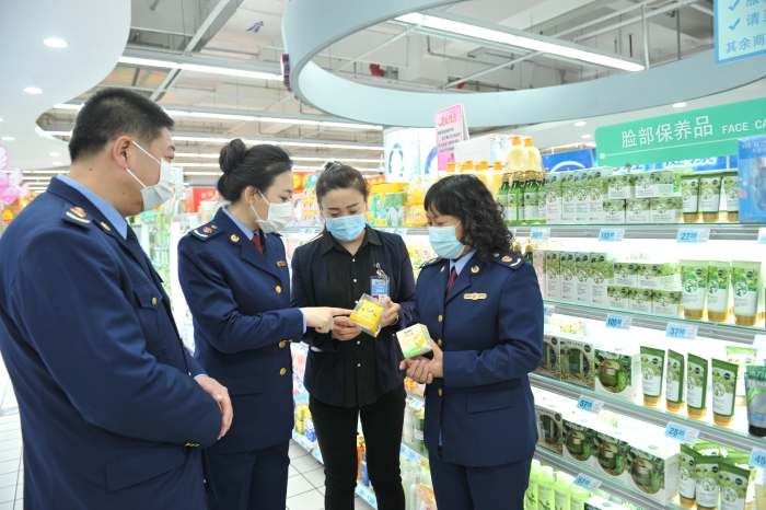 圖為該局工作人員在大型商超化妝品專柜進(jìn)行檢查。