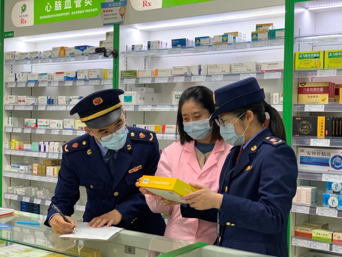 圖為該分局執(zhí)法人員對相關(guān)藥品銷售情況進(jìn)行核查。