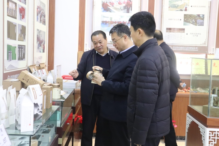 圖為調(diào)研組在企業(yè)產(chǎn)品展覽室了解中藥材開發(fā)等情況。