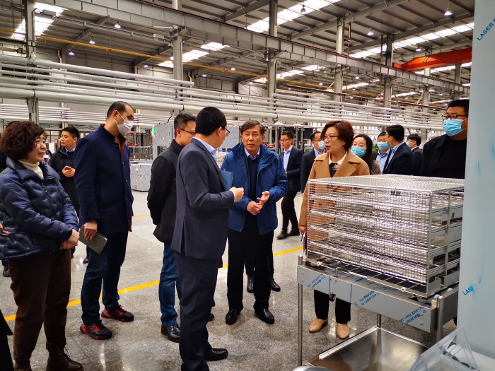 圖為審評團(tuán)隊(duì)在企業(yè)進(jìn)行實(shí)地審核。