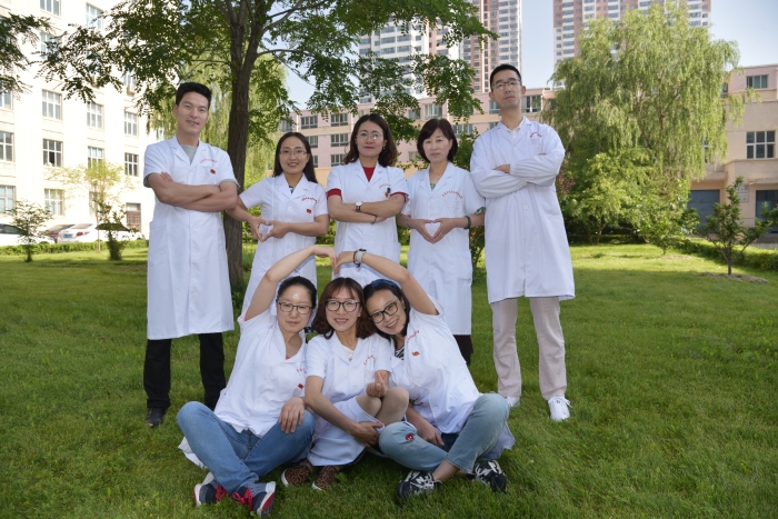 圖為青海省藥品檢驗(yàn)檢測院化妝品室人員。（郭凱寧攝）