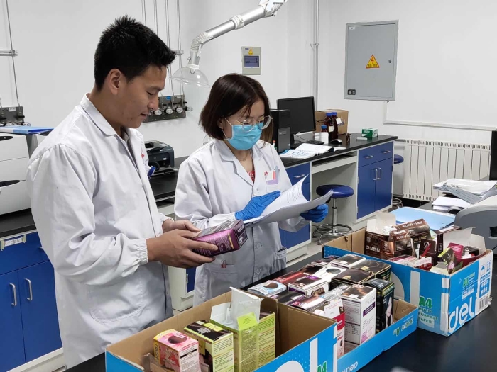 圖為實(shí)驗(yàn)人員正在開展化妝品檢驗(yàn)工作。（郭凱寧攝）