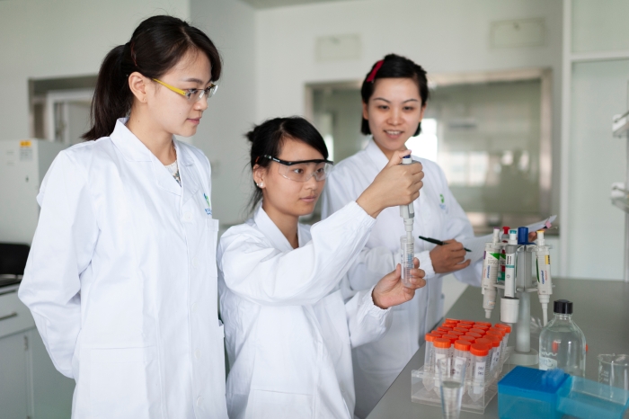 圖為工作人員開展非法添加檢驗(yàn)工作。 程巧鴛 供圖 