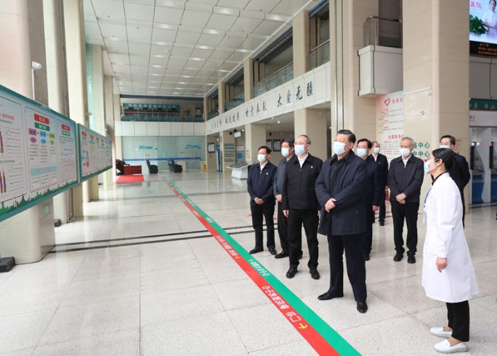 3月22日至25日，中共中央總書記、國家主席、中央軍委主席習(xí)近平在福建考察。這是23日上午，習(xí)近平在三明沙縣總醫(yī)院住院樓一層大廳，聽取醫(yī)改情況介紹。新華社記者 王曄 攝