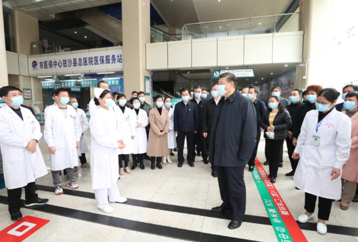 3月22日至25日，中共中央總書記、國家主席、中央軍委主席習(xí)近平在福建考察。這是23日上午，習(xí)近平在三明沙縣總醫(yī)院住院樓一層大廳，聽取醫(yī)改情況介紹。新華社記者 王曄