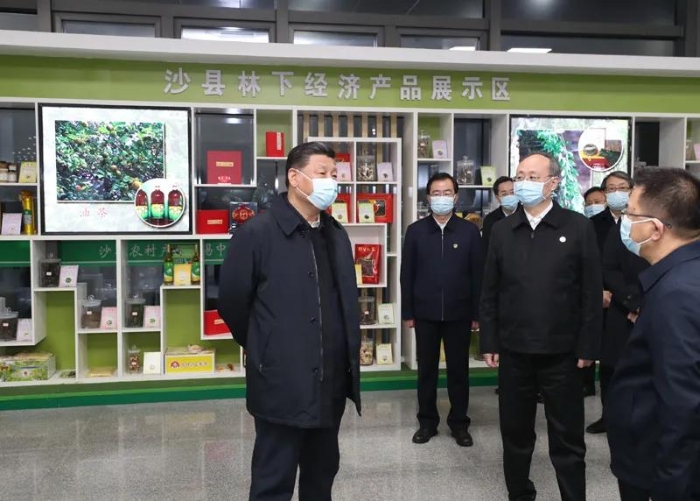 3月22日至25日，中共中央總書記、國家主席、中央軍委主席習(xí)近平在福建考察。這是23日下午，習(xí)近平在三明沙縣農(nóng)村產(chǎn)權(quán)交易中心考察。新華社記者 王曄 攝
