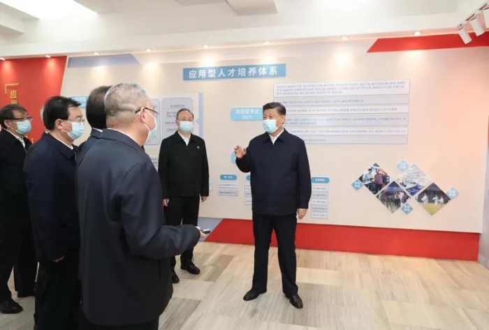 3月22日至25日，中共中央總書記、國家主席、中央軍委主席習(xí)近平在福建考察。這是25日上午，習(xí)近平在福州閩江學(xué)院，參觀校史和應(yīng)用型辦學(xué)成果展示。新華社記者 王曄 攝