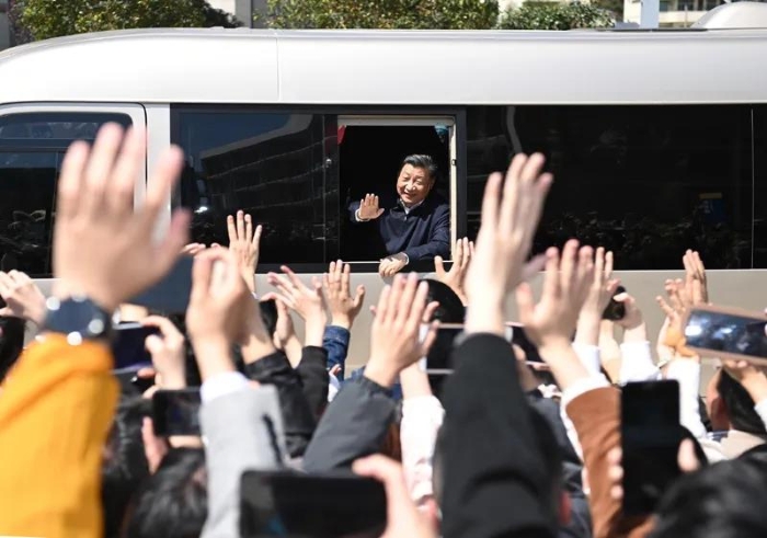 3月22日至25日，中共中央總書記、國家主席、中央軍委主席習(xí)近平在福建考察。這是25日上午，習(xí)近平在福州閩江學(xué)院考察時，向師生們揮手致意。新華社記者 燕雁 攝