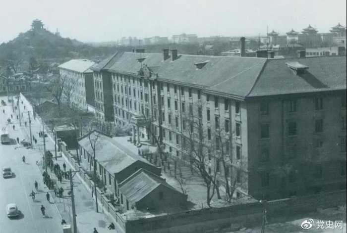 北京大學(xué)紅樓。1918年8月至1919年3月毛澤東在北京期間，曾在這里擔(dān)任圖書館助理員。