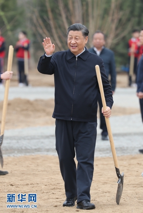習(xí)近平在參加首都義務(wù)植樹活動1