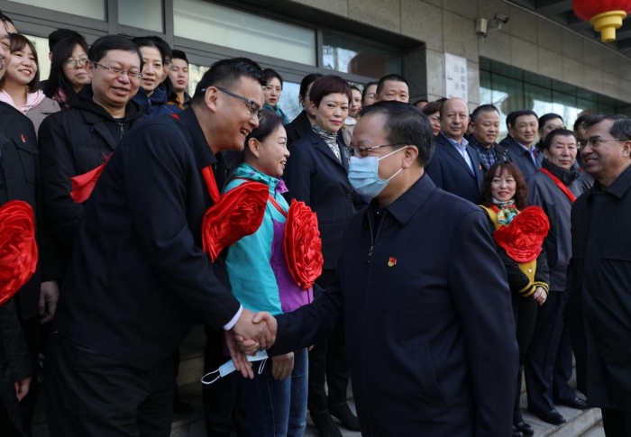 歡送駐村工作隊(duì)員。（馬少賓 攝）