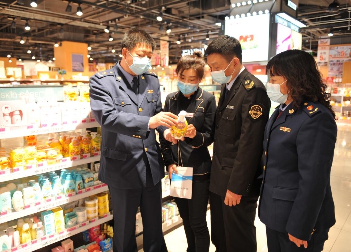圖為該局執(zhí)法人員在大型商超兒童化妝品專柜進行檢查。