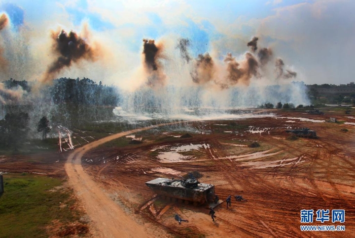 2016年9月14日，在“海上聯(lián)合-2016”軍事演習(xí)中，中俄海軍陸戰(zhàn)隊(duì)混編陸戰(zhàn)分隊(duì)對(duì)島礁防御之“敵”發(fā)起進(jìn)攻。新華社記者 查春明 攝