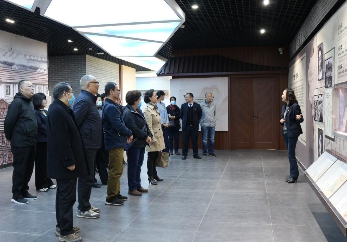 圖為老干部們參觀企業(yè)發(fā)展情況。