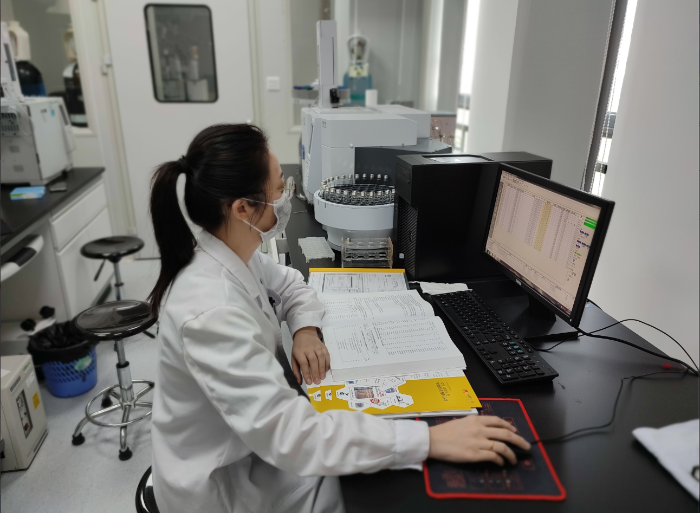 圖為工作人員正在檢測(cè)植物精油中的致敏風(fēng)險(xiǎn)成分。肖樹雄