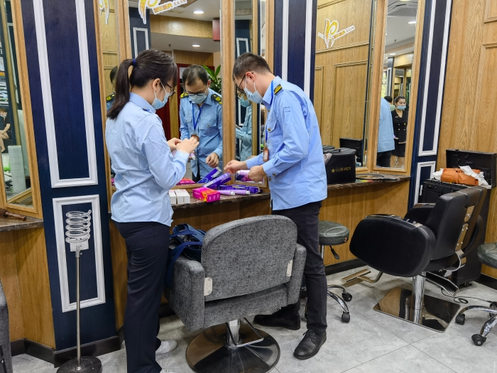 執(zhí)法人員對(duì)青秀區(qū)美容美發(fā)機(jī)構(gòu)的染發(fā)產(chǎn)品進(jìn)行監(jiān)督抽檢。