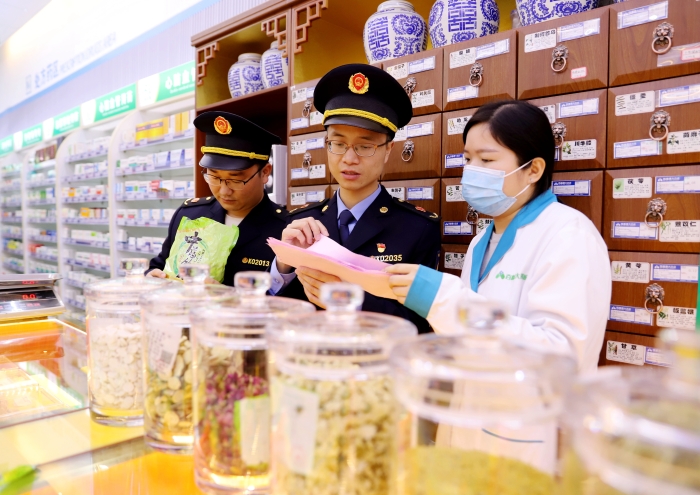 圖為5月11日該局執(zhí)法人員在一家藥店現(xiàn)場核查中藥飲片購進驗收記錄。