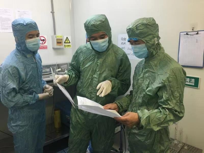 圖為該局執(zhí)法人員在某化妝品企業(yè)檢查。