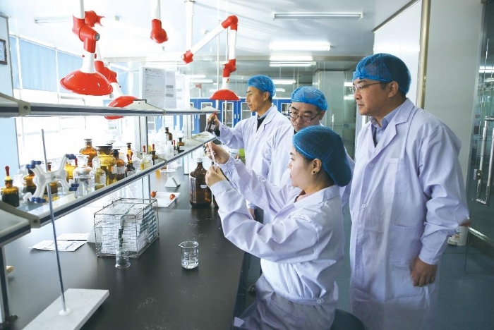 藥品監(jiān)管工作人員對(duì)藥品生產(chǎn)企業(yè)開(kāi)展現(xiàn)場(chǎng)檢查