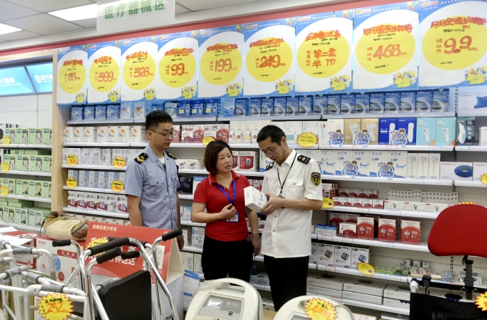 圖為該局執(zhí)法人員在一家藥店檢查醫(yī)療器械。