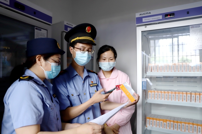 圖為5月21日該局執(zhí)法人員正在對(duì)市體育館內(nèi)接種點(diǎn)的疫苗進(jìn)行檢查。