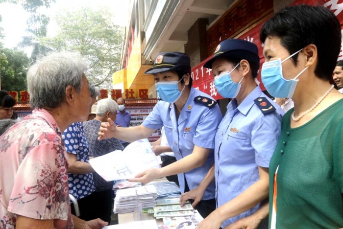 圖為該局向群眾發(fā)放科普宣傳材料。