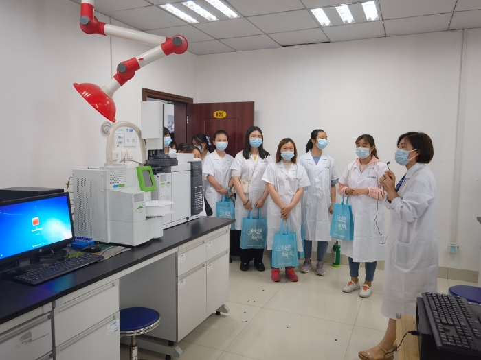 圖為參觀實(shí)驗(yàn)室。