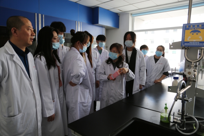 圖為工作人員講解化妝品選購知識。